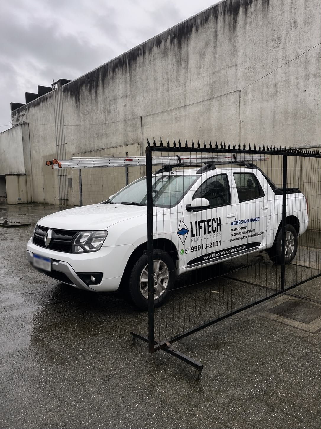 Veículo equipado da Liftech Elevadores, com escada e materiais para instalação e manutenção